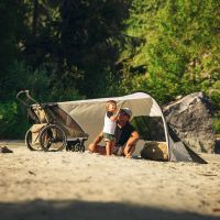 Thule Sun & Wind Tarp: protección versátil y eficiente para aventuras familiares al aire libre