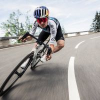 Para verlo: Tom Pidcock se enfrenta a las curvas alpinas a velocidades de hasta 95 km/h