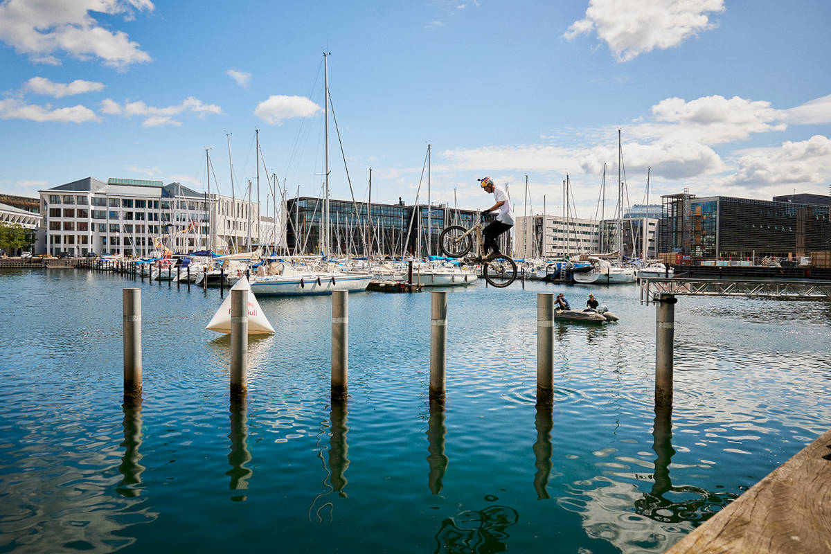 Tomomi Nishikubo en el barrio de Nordhavn. Imagen: YouTube