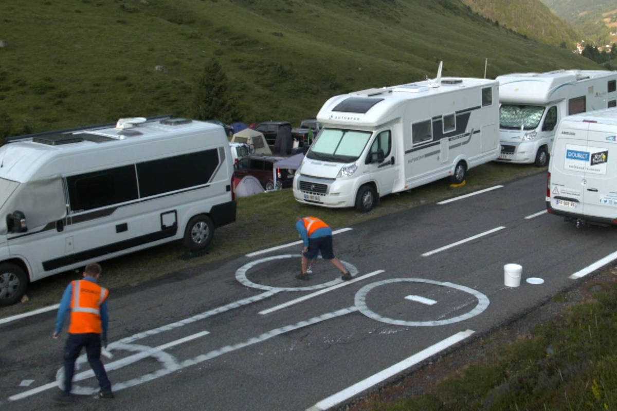 Brigada de limpieza del Tour de Francia. Imagen: NOS Sport