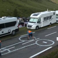 El Tour de Francia y su batalla silenciosa contra los penes y otros grafitis obscenos en el asfalto