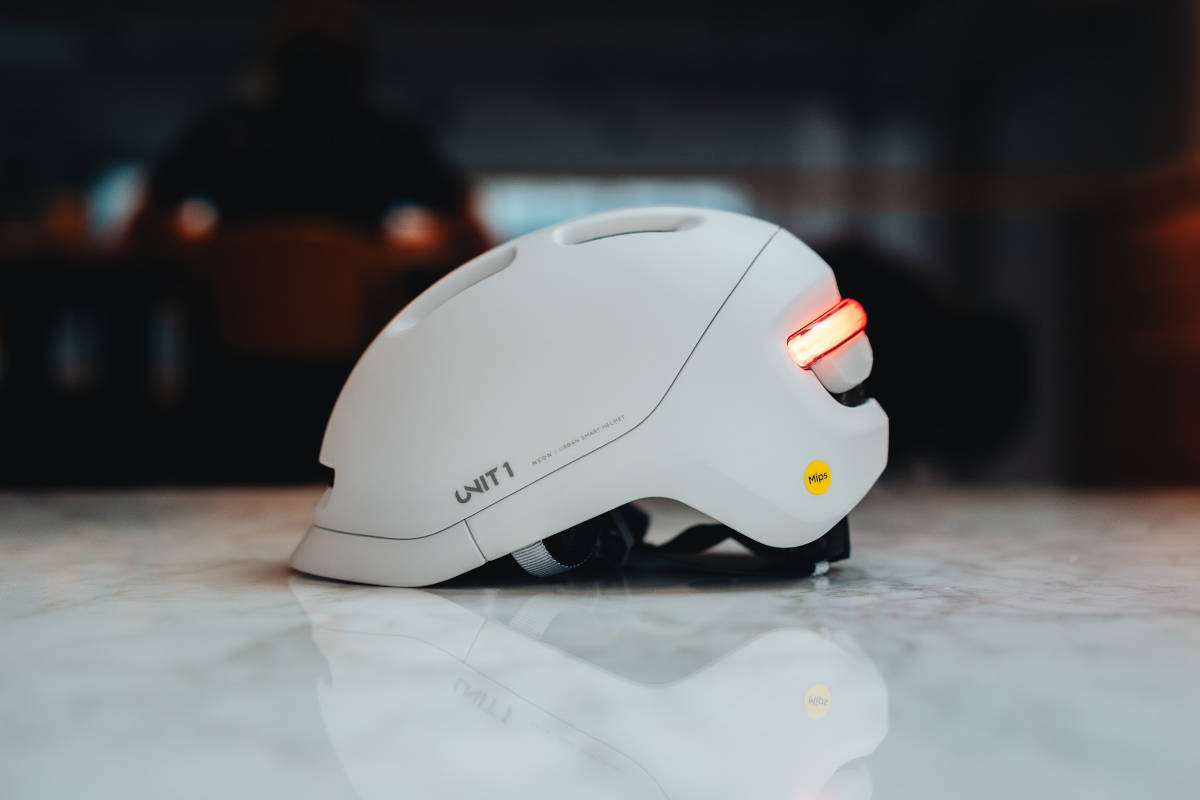 El casco que rompe las reglas: UNIT 1 presenta el NEON, el nuevo referente en seguridad urbana