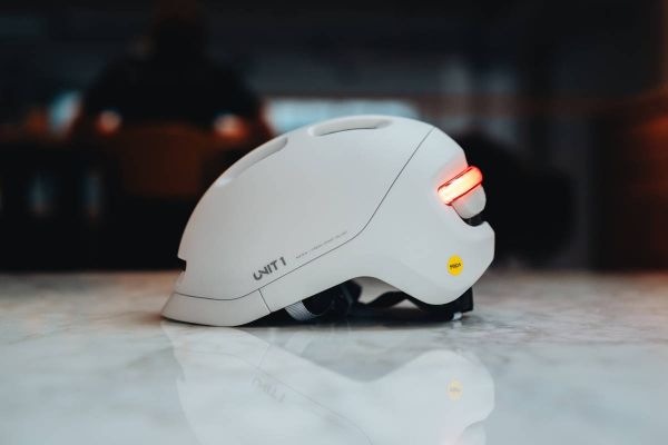 El casco que rompe las reglas: UNIT 1 presenta el NEON, el nuevo referente en seguridad urbana