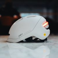 El casco que rompe las reglas: UNIT 1 presenta el NEON, el nuevo referente en seguridad urbana