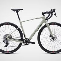 Bajada de precio para la Van Rysel GCR: una bici de gravel con cuadro de carbono, SRAM Rival AXS y homologación UCI