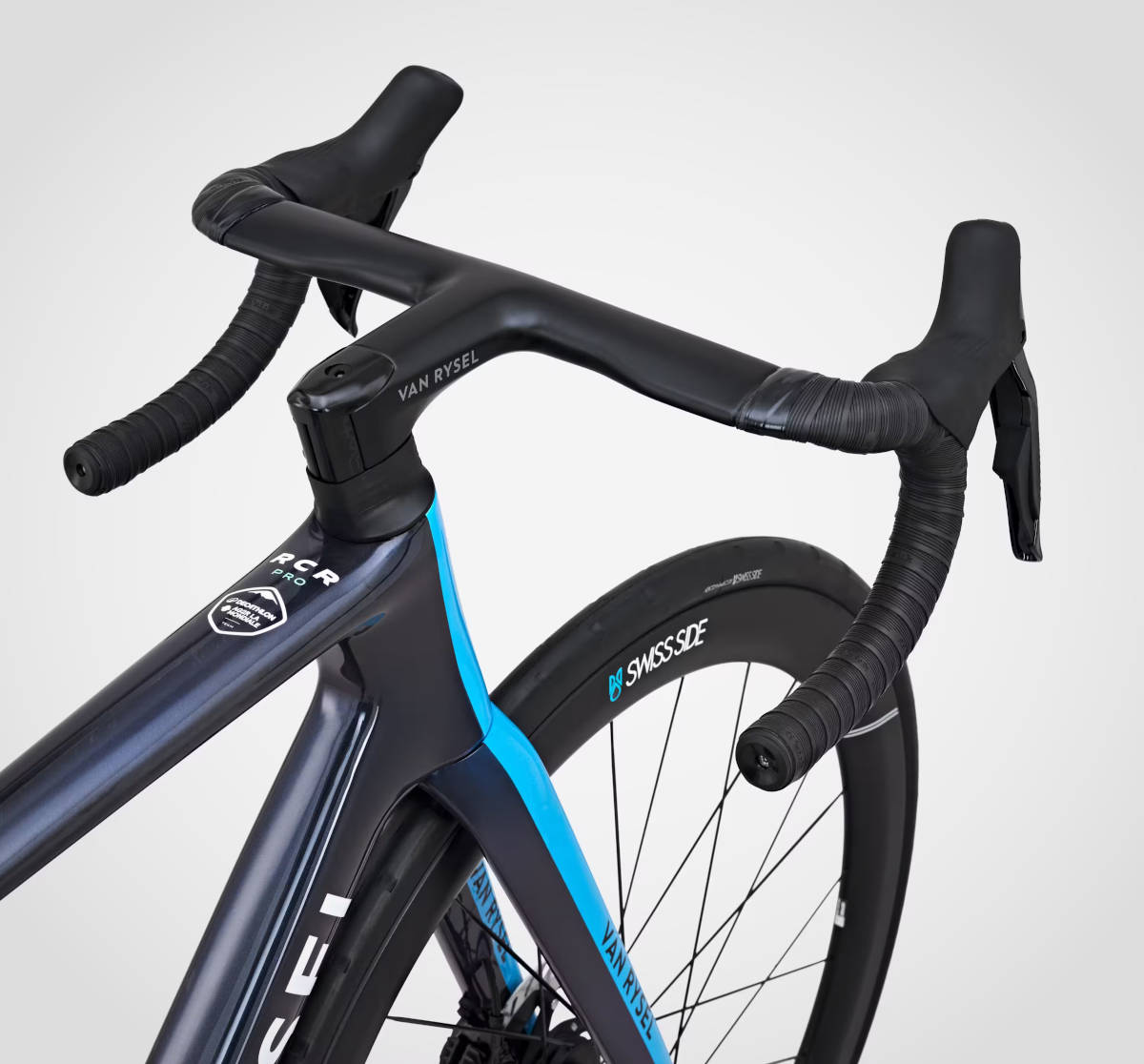 Van Rysel RCR Pro Réplica Decathlon AG2R La Mondiale. Imagen: Decathlon