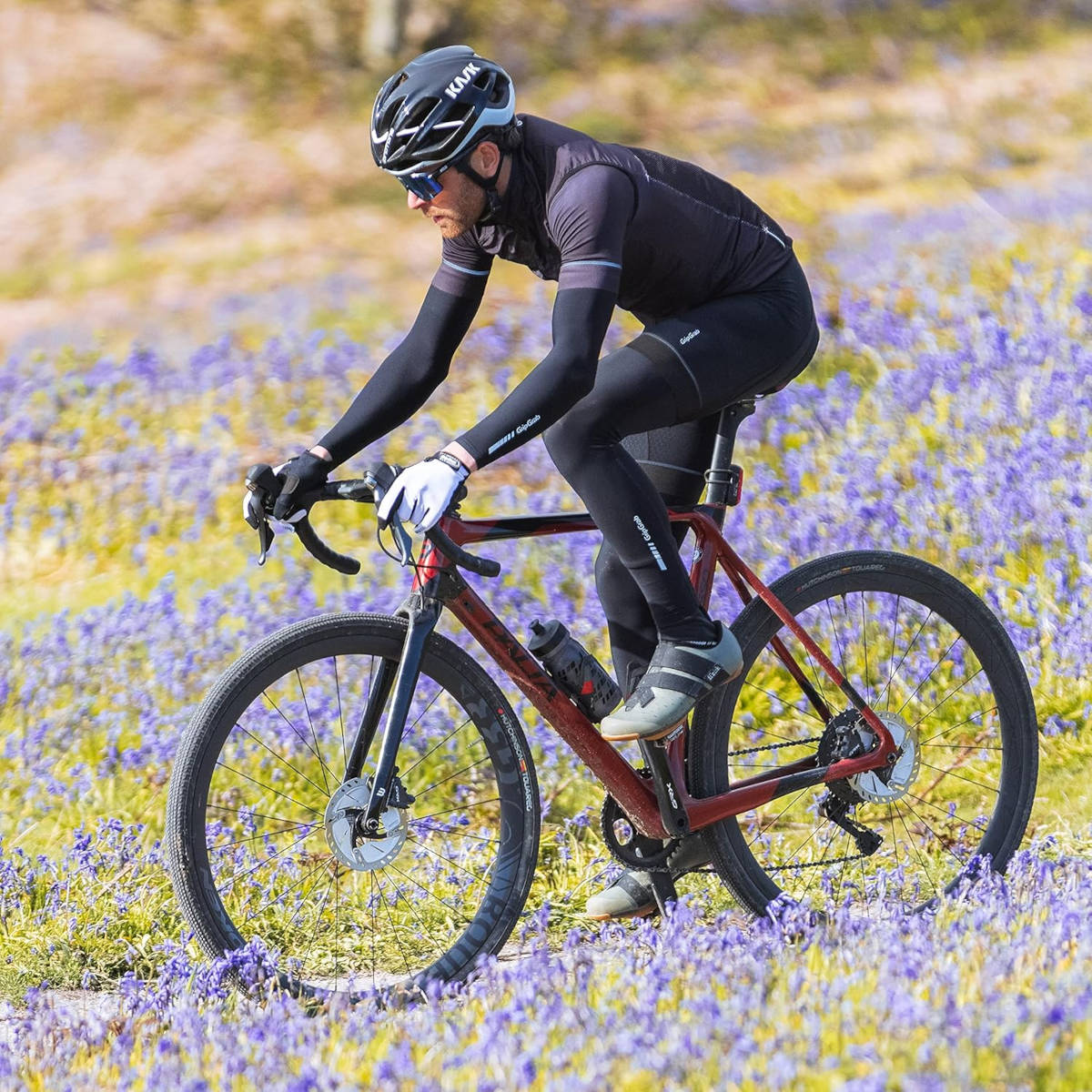 Ciclista con perneras y manguitos. Imagen: GripGrab