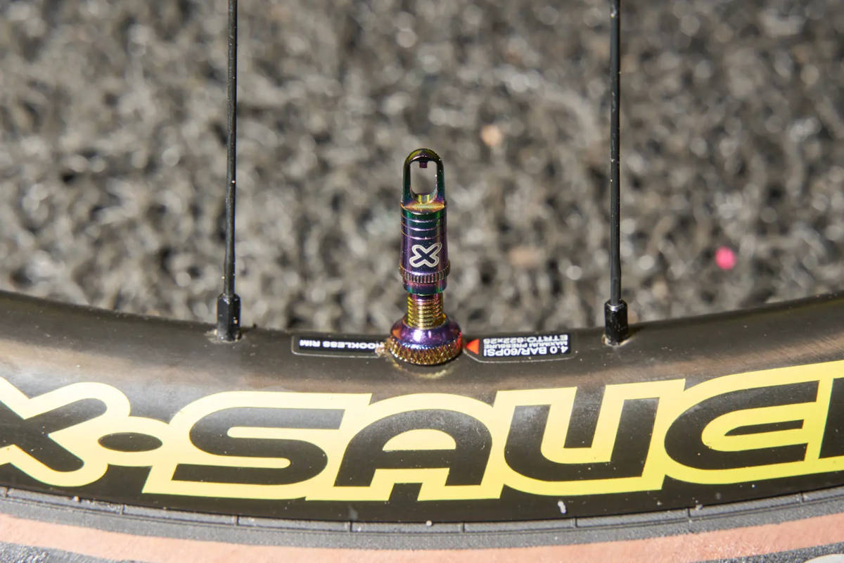 Válvula Tubeless en color Rainbow. Imagen: X-Sauce
