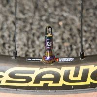 X-Sauce presenta válvulas tubeless de colores: resistencia y estilo en un mismo componente