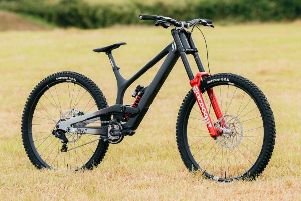 YT Industries renace con una edición limitada de la Tues DH: una apuesta agresiva para recuperar terreno