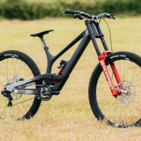 YT Industries renace con una edición limitada de la Tues DH: una apuesta agresiva para recuperar terreno
