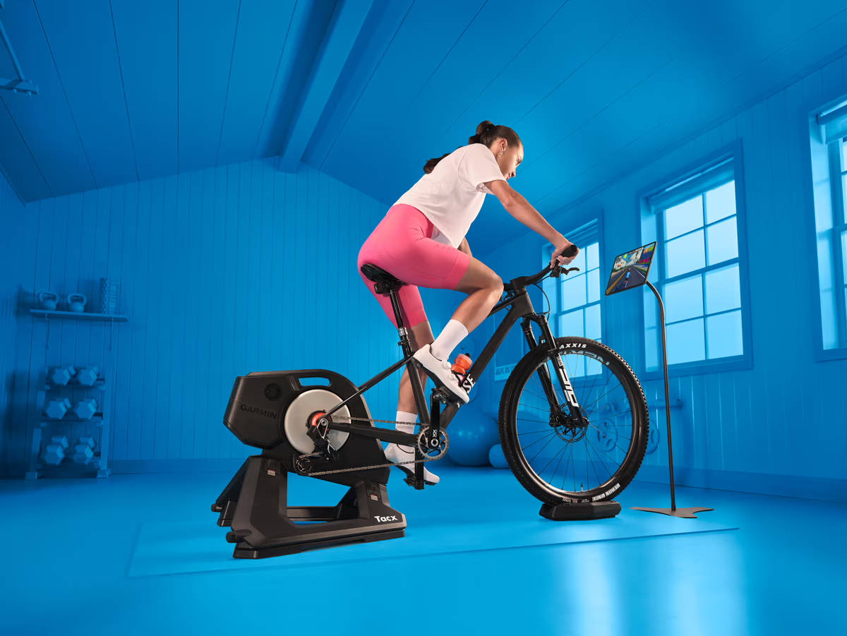 Rodillo Tacx NEO con Zwift Cog. Imagen: Zwift