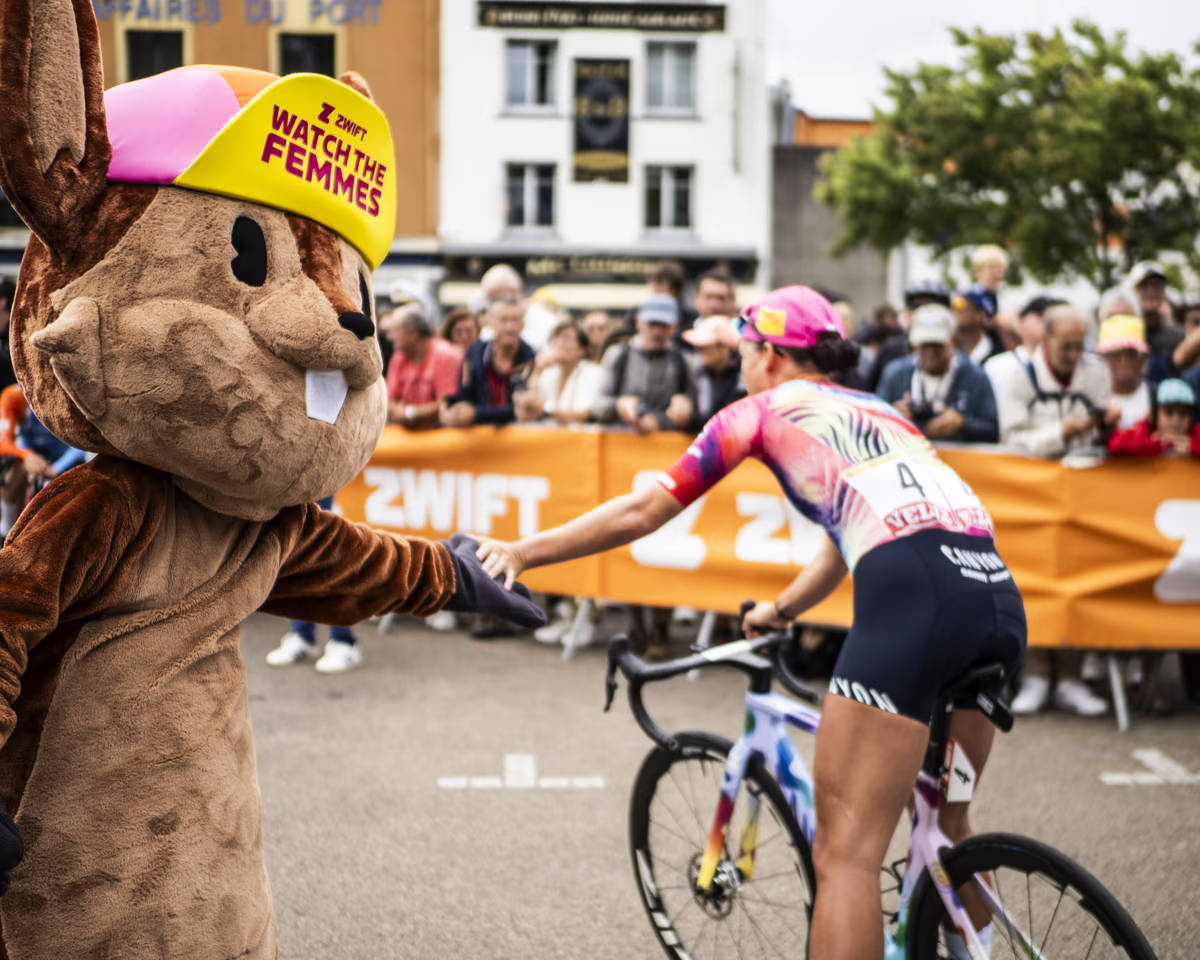 Watch The Femmes, una iniciativa global destinada a aumentar la visibilidad del ciclismo femenino. Imagen: Zwift
