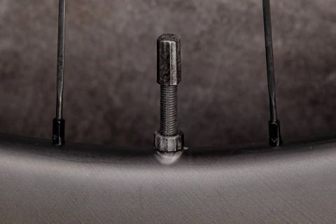 AbsoluteBLACK Aether: unas válvulas tubeless de carbono que pesan solo 2 gramos