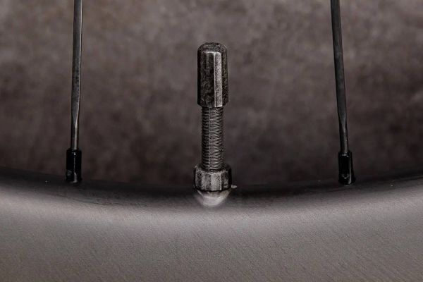 AbsoluteBLACK Aether: unas válvulas tubeless de carbono que pesan solo 2 gramos