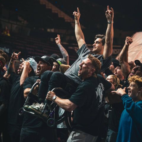 Adolf Silva da un paso más en su recuperación: del sit ski a volver a viajar y reencontrarse con el Freeride en Darkfest