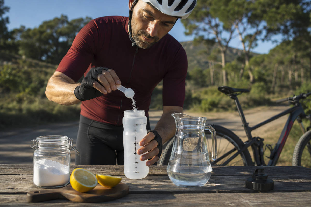 Ciclista preparando agua con sales. Imagen: TodoMountainBike