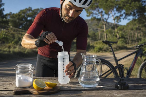 Agua con sales para ciclistas: cuándo conviene tomarla y cómo prepararla correctamente