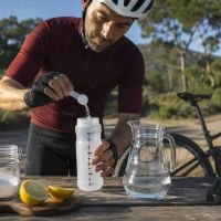 Agua con sales para ciclistas: cuándo conviene tomarla y cómo prepararla correctamente