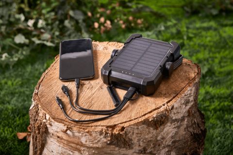 ALDI lanza una batería solar portátil por 14,99 euros pensada para ciclistas y aventureros que no quieren quedarse sin energía