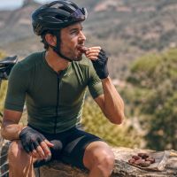 Alimentos naturales que pueden reemplazar a los geles energéticos en ciclismo: alternativas reales más allá del marketing