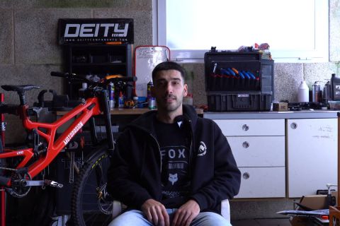 Ángel Suárez cambia de rumbo en 2026: sin equipo, con proyecto propio y tres bicis de Descenso en evaluación