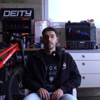 Ángel Suárez cambia de rumbo en 2026: sin equipo, con proyecto propio y tres bicis de Descenso en evaluación