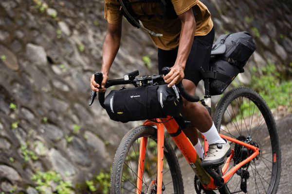 Apidura renueva su gama Expedition con un sistema de bikepacking más ligero, modular y estable