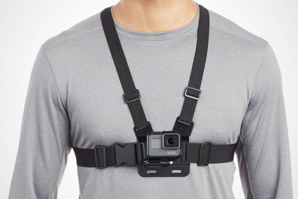 Este arnés de pecho de Amazon Basics convierte una GoPro en una cámara de acción para MTB por menos de 10 euros