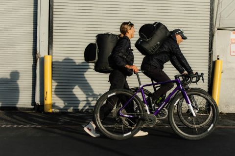 ASSOS y Db proponen un sistema de viaje para ciclistas que ordena casco, zapatillas y ropa en tres bolsas específicas