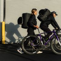 ASSOS y Db proponen un sistema de viaje para ciclistas que ordena casco, zapatillas y ropa en tres bolsas específicas