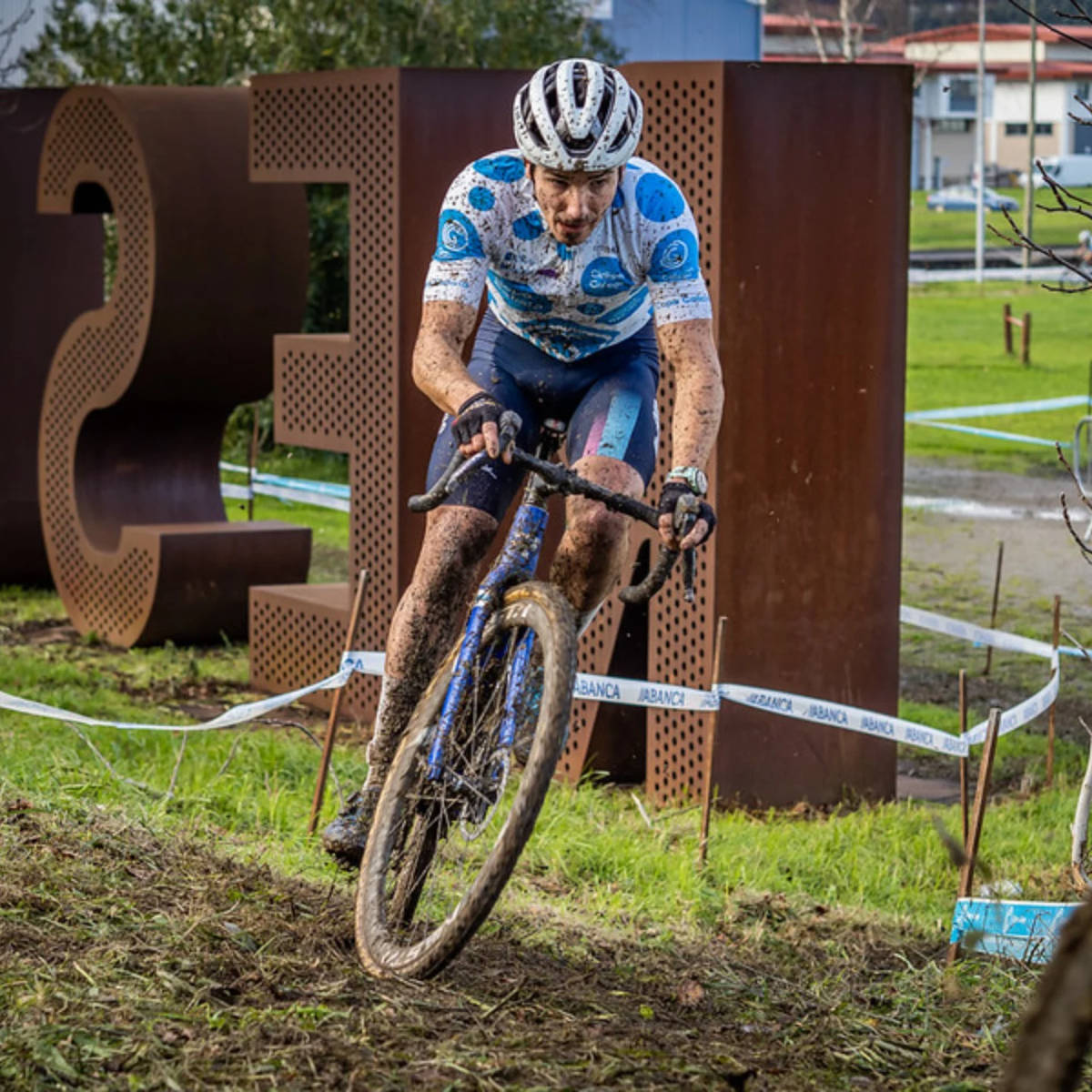 Un conductor ebrio atropella al campeón gallego de Ciclocross Samuel González, ingresado en estado grave