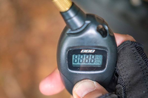 El medidor digital BBB PressureGauge BMP-90 resuelve una de las mediciones más olvidadas de la bici
