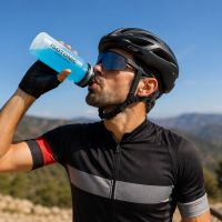 Bebidas isotónicas en ciclismo: cuándo marcan la diferencia y qué alternativas caseras funcionan de verdad