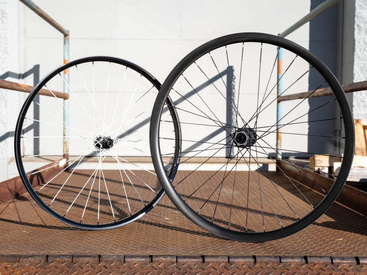 Ruedas de 29" y 32" con radios de la marca. Imagen: Berd