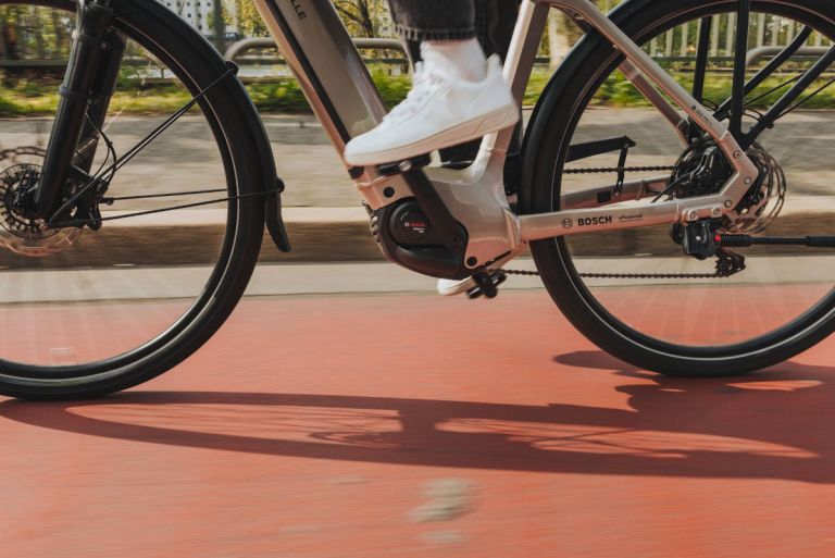 Bosch actualiza su Smart System para e-Bikes urbanas con más autonomía, un motor más ligero y mejor protección antirrobo