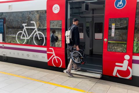 Brompton y Renfe prueban una nueva fórmula para ganar la última milla del Cercanías