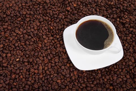 Café vs bebidas energéticas: cuánta cafeína aportan realmente y el azúcar oculto en Red Bull, Monster y Burn