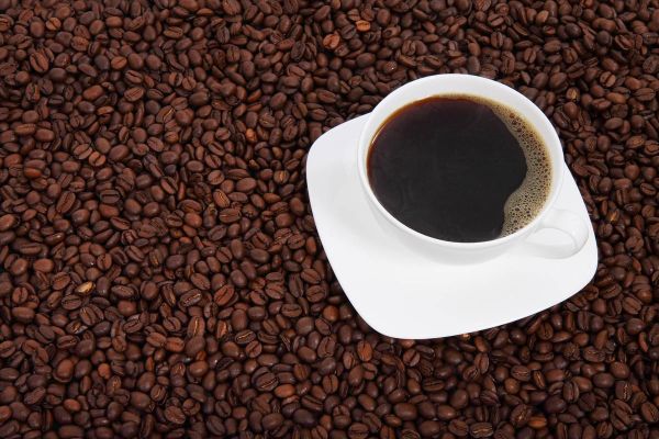 Café vs bebidas energéticas: cuánta cafeína aportan realmente y el azúcar oculto en Red Bull, Monster y Burn