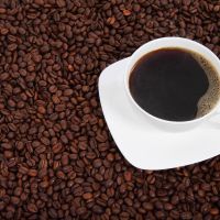 Café vs bebidas energéticas: cuánta cafeína aportan realmente y el azúcar oculto en Red Bull, Monster y Burn