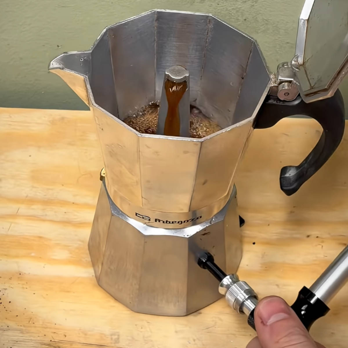 Cafetera con válvula tubeless. Imagen: ThePersonTube