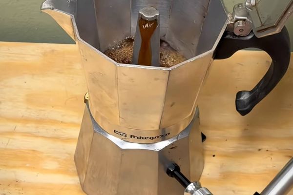 Café frío con piezas de MTB: el invento que mezcla una cafetera italiana, una válvula tubeless y una bomba de aire