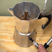 Café frío con piezas de MTB: el invento que mezcla una cafetera italiana, una válvula tubeless y una bomba de aire
