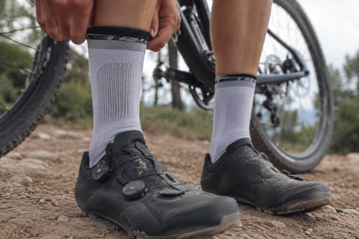 Ciclista poniéndose los calcetines. Imagen: TodoMountainBike