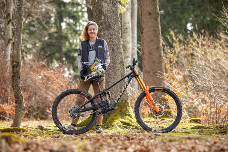 Camille Balanche abre una nueva etapa con Pivot Cycles tras cerrar su ciclo en la Copa del Mundo