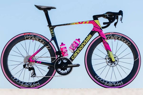 La Cannondale más exclusiva del Giro: así es la SuperSix EVO LAB71 del EF Education First con decoración galáctica