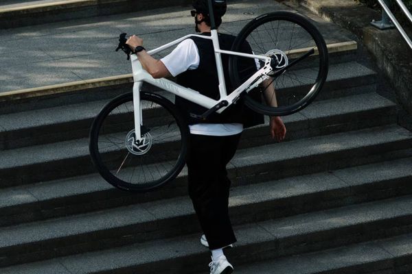 Canyon Roadlite:ON CF: la bicicleta urbana de carbono que estrena el primer motor de buje de Bosch