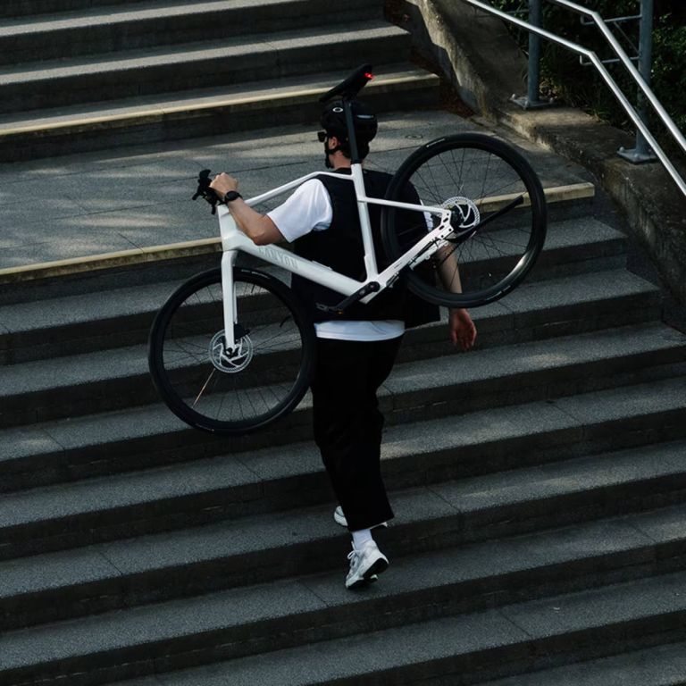 Canyon Roadlite:ON CF: la bicicleta urbana de carbono que estrena el primer motor de buje de Bosch