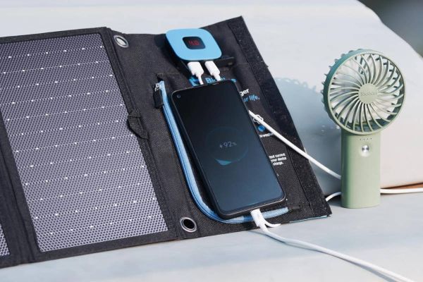 Cargadores solares para cicloturismo: lo que realmente ofrecen cuando se pasa muchas horas lejos de un enchufe