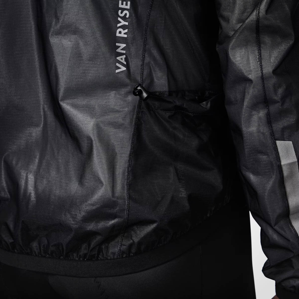 Chubasquero Van Rysel Ultralight. Imagen: Decathlon